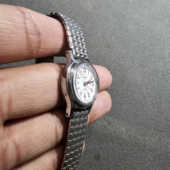 Pulsar By Seiko Ladies Quartz Watch Silver Tone Working V811-0970 shows signs of - Picture 8 of 10